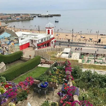 Lighthouse View: Seaside Retreat With Sky Tv And Free Parking *