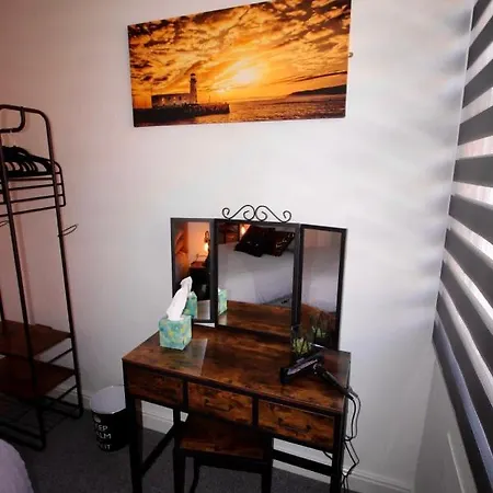 Lighthouse View: Seaside Retreat With Sky Tv And Free Parking Apartment