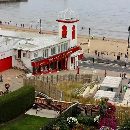 Lighthouse View: Seaside Retreat With Sky Tv And Free Parking