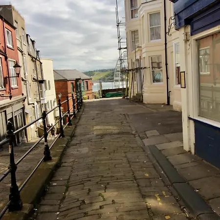 Lighthouse View: Seaside Retreat With Sky Tv And Free Parking Apartment *