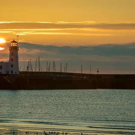 Lighthouse View: Seaside Retreat With Sky Tv And Free Parking Apartment