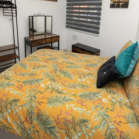 Lighthouse View: Seaside Retreat With Sky Tv And Free Parking Scarborough