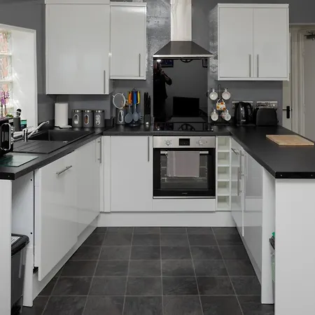 Lighthouse View: Seaside Retreat With Sky Tv And Free Parking Apartment