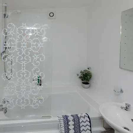 Lighthouse View: Seaside Retreat With Sky Tv And Free Parking Apartment *