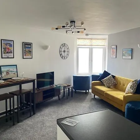 Apartment Lighthouse View: Seaside Retreat With Sky Tv And Free Parking