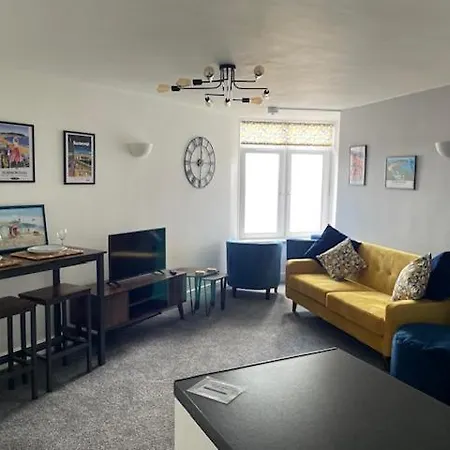 Lighthouse View: Seaside Retreat With Sky Tv And Free Parking Scarborough