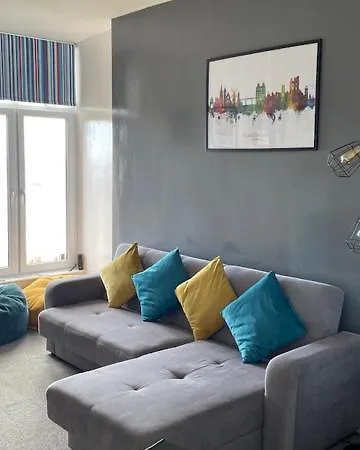 Lighthouse View: Seaside Retreat With Sky Tv And Free Parking