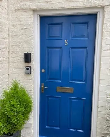 Lighthouse View: Seaside Retreat With Sky Tv And Free Parking Apartment Scarborough