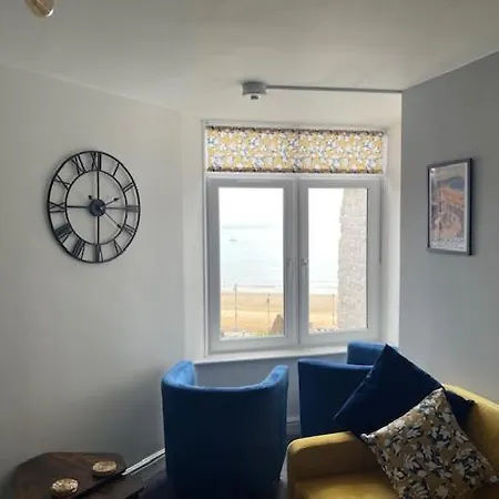 Lighthouse View: Seaside Retreat With Sky Tv And Free Parking *