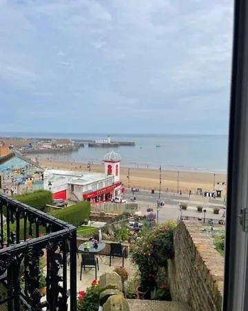 Lighthouse View: Seaside Retreat With Sky Tv And Free Parking