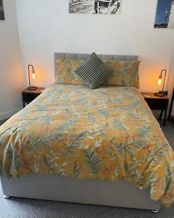 Lighthouse View: Seaside Retreat With Sky Tv And Free Parking Apartment *