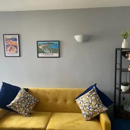 Lighthouse View: Seaside Retreat With Sky Tv And Free Parking