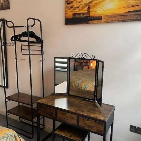 Lighthouse View: Seaside Retreat With Sky Tv And Free Parking Apartment Scarborough