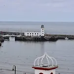 Lighthouse View: Seaside Retreat With Sky Tv And Free Parking *
