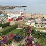 Lighthouse View: Seaside Retreat With Sky Tv And Free Parking *
