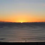 Lighthouse View: Seaside Retreat With Sky Tv And Free Parking *