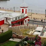 Lighthouse View: Seaside Retreat With Sky Tv And Free Parking