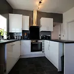 Lighthouse View: Seaside Retreat With Sky Tv And Free Parking Apartment *