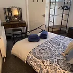Lighthouse View: Seaside Retreat With Sky Tv And Free Parking Apartment *
