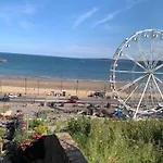 Lighthouse View: Seaside Retreat With Sky Tv And Free Parking * Scarborough