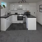 Lighthouse View: Seaside Retreat With Sky Tv And Free Parking