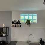 Lighthouse View: Seaside Retreat With Sky Tv And Free Parking Apartment Scarborough