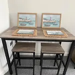 Lighthouse View: Seaside Retreat With Sky Tv And Free Parking *
