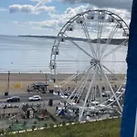 Lighthouse View: Seaside Retreat With Sky Tv And Free Parking Apartment