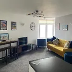 Apartment Lighthouse View: Seaside Retreat With Sky Tv And Free Parking
