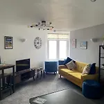 Lighthouse View: Seaside Retreat With Sky Tv And Free Parking Apartment Scarborough