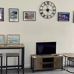 Apartment Lighthouse View: Seaside Retreat With Sky Tv And Free Parking