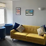 Lighthouse View: Seaside Retreat With Sky Tv And Free Parking Scarborough