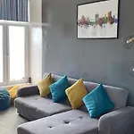 Lighthouse View: Seaside Retreat With Sky Tv And Free Parking