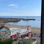 Lighthouse View: Seaside Retreat With Sky Tv And Free Parking Apartment