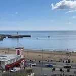 Lighthouse View: Seaside Retreat With Sky Tv And Free Parking Apartment *