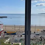 Apartment Lighthouse View: Seaside Retreat With Sky Tv And Free Parking *