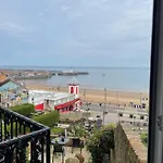 Lighthouse View: Seaside Retreat With Sky Tv And Free Parking