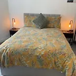 Lighthouse View: Seaside Retreat With Sky Tv And Free Parking Apartment *