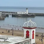 Apartment Lighthouse View: Seaside Retreat With Sky Tv And Free Parking Scarborough