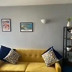 Lighthouse View: Seaside Retreat With Sky Tv And Free Parking