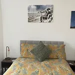 Lighthouse View: Seaside Retreat With Sky Tv And Free Parking *