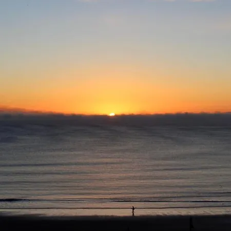 Lighthouse View: Seaside Retreat With Sky Tv And Free Parking *