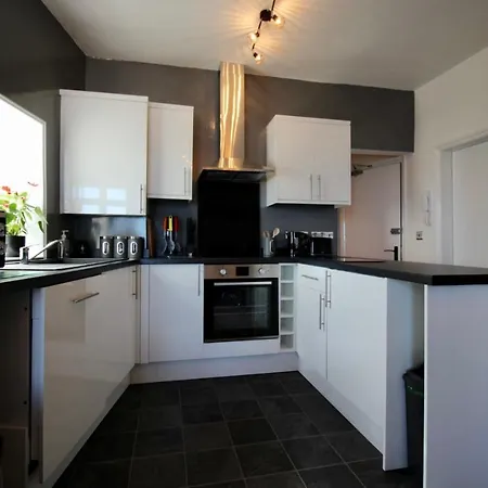 Lighthouse View - Amazing Sea And View - Free Sky Tv Including Sports And Movies - Fast Wifi - Free Private Parking Apartment *