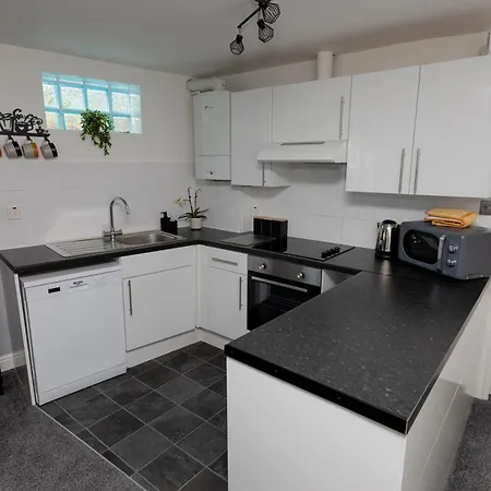Lighthouse View: Seaside Retreat With Sky Tv And Free Parking *
