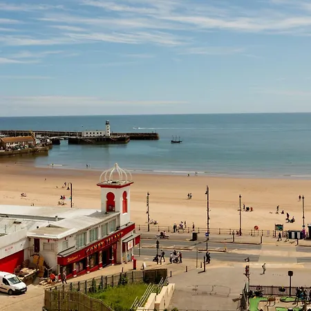 Lighthouse View: Seaside Retreat With Sky Tv And Free Parking *