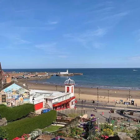 Lighthouse View: Seaside Retreat With Sky Tv And Free Parking