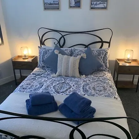 Apartment Lighthouse View: Seaside Retreat With Sky Tv And Free Parking