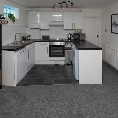 Lighthouse View: Seaside Retreat With Sky Tv And Free Parking
