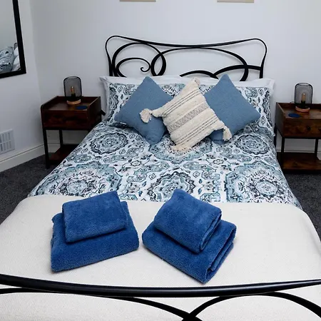 Lighthouse View: Seaside Retreat With Sky Tv And Free Parking *