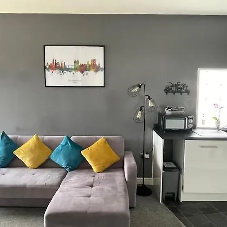 Lighthouse View: Seaside Retreat With Sky Tv And Free Parking *
